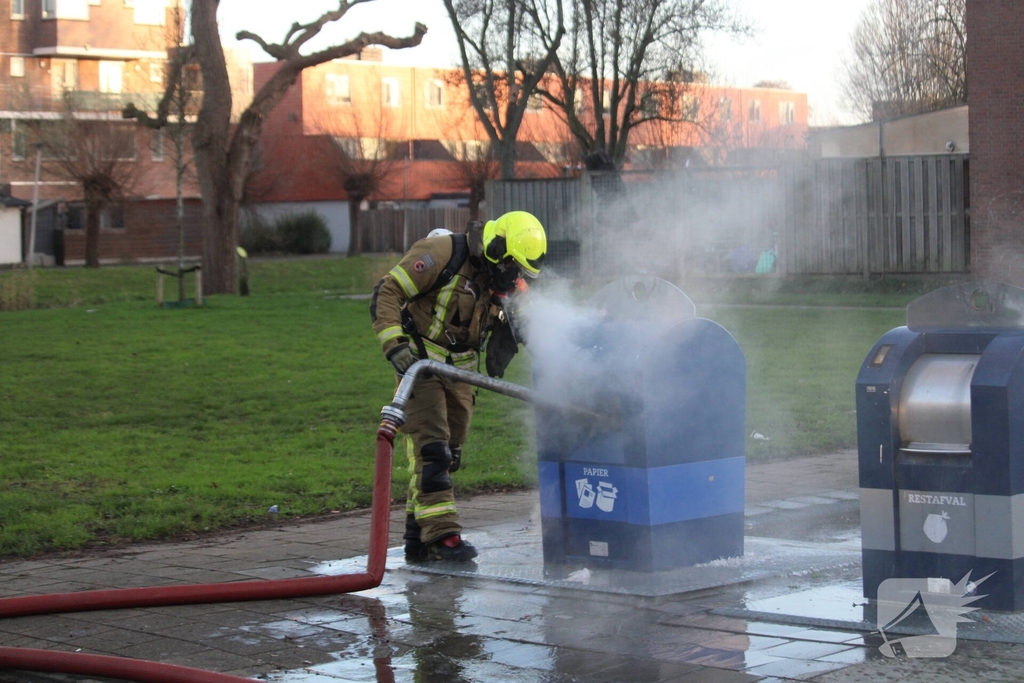 Brand in ondergrondse container door vuurwerk