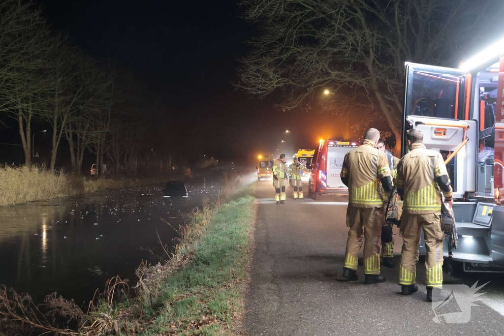 Auto te water na aanrijding