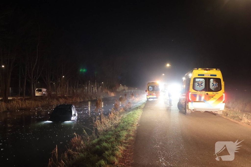 Auto te water na aanrijding
