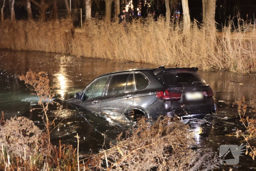 Auto te water na aanrijding