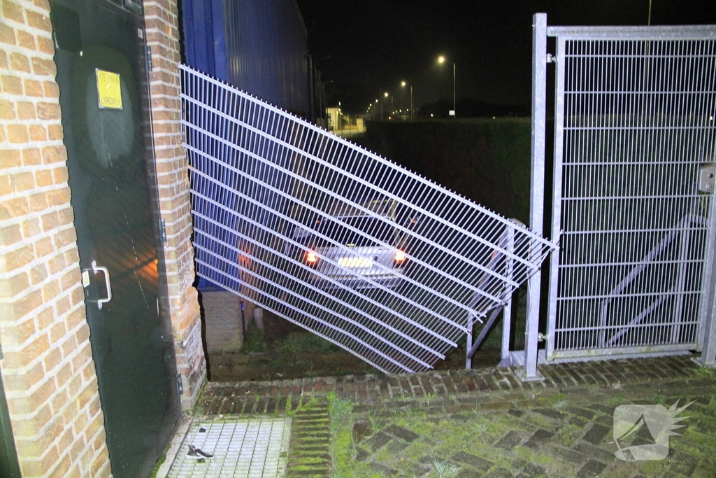 Automobilist botst tegen gebouwen door gladheid