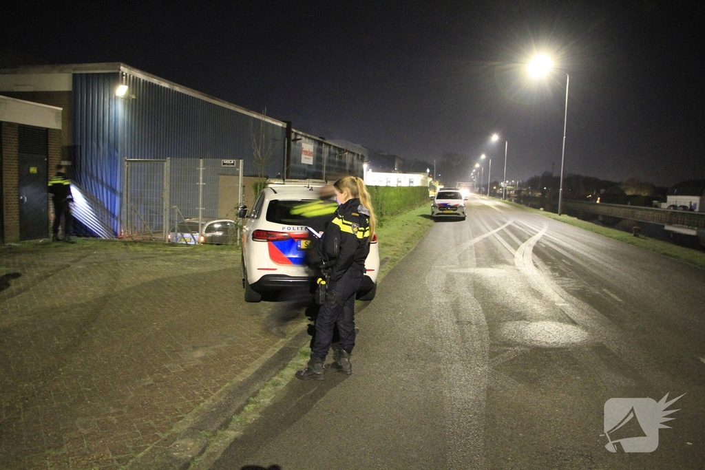 Automobilist botst tegen gebouwen door gladheid