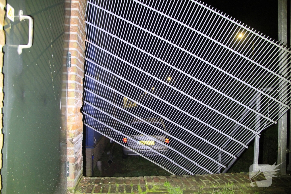 Automobilist botst tegen gebouwen door gladheid