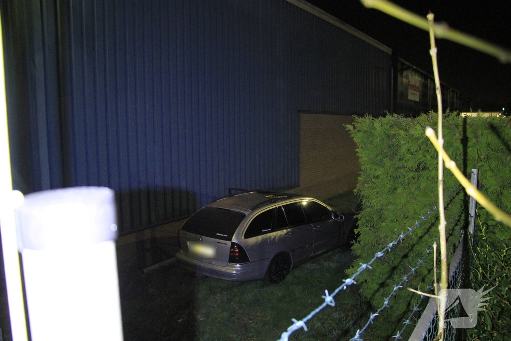 Automobilist botst tegen gebouwen door gladheid