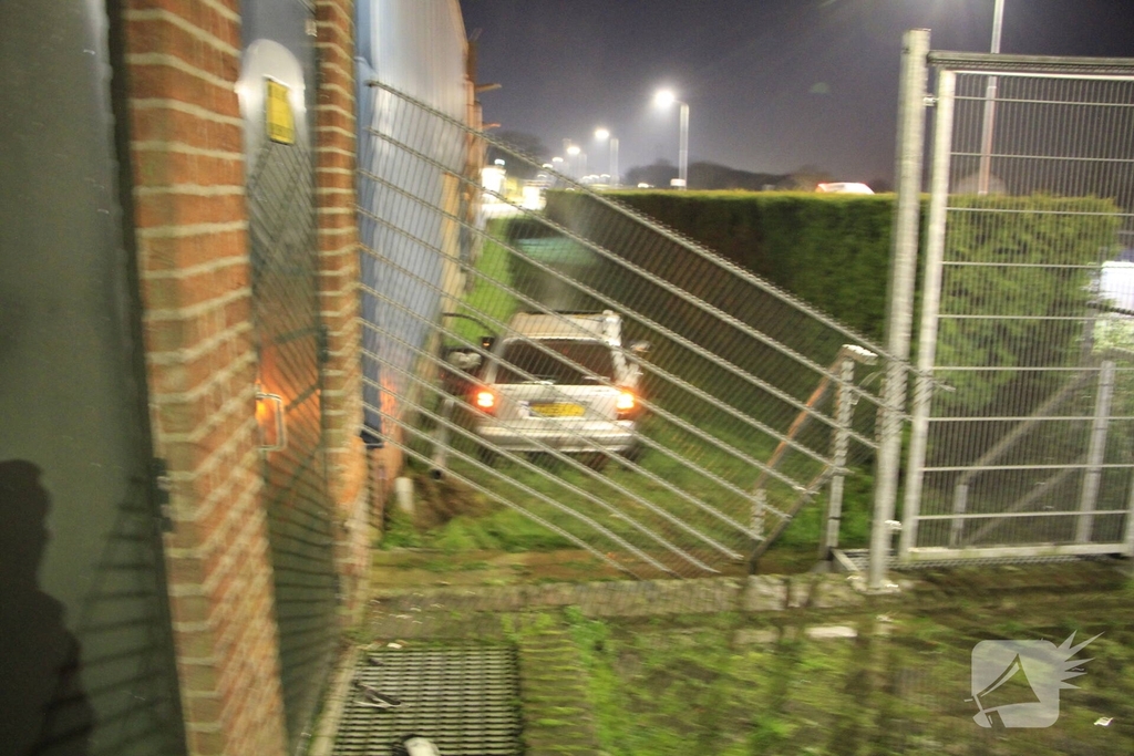 Automobilist botst tegen gebouwen door gladheid