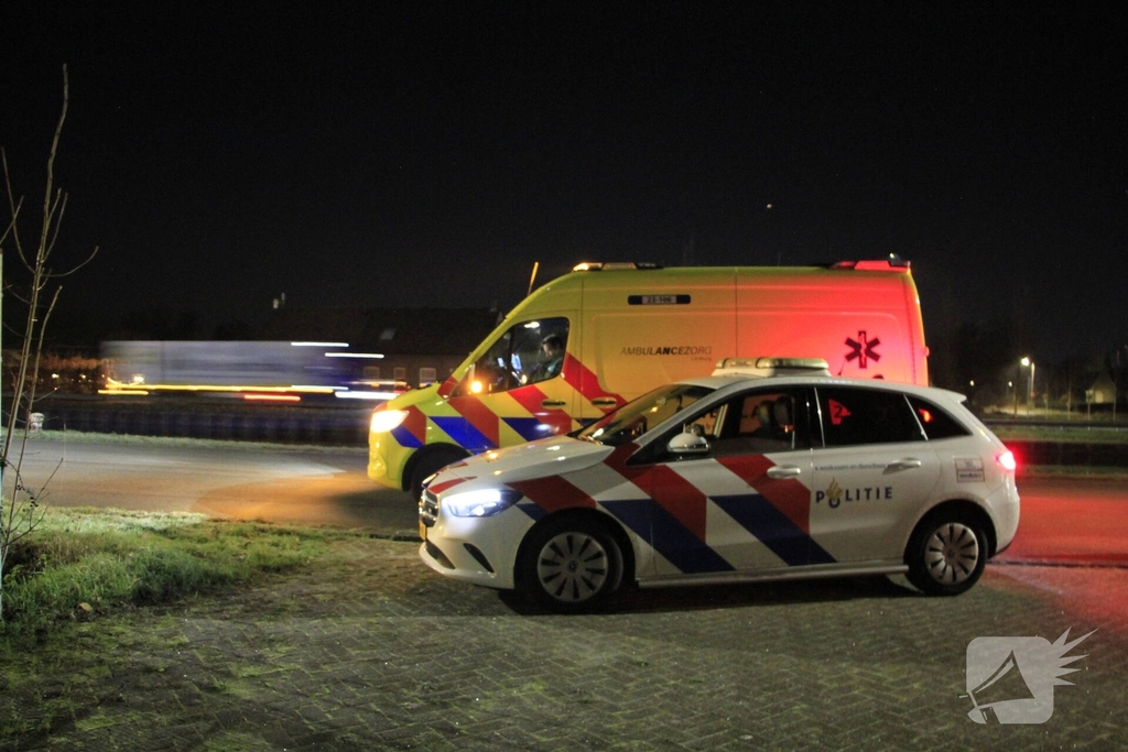 Automobilist botst tegen gebouwen door gladheid