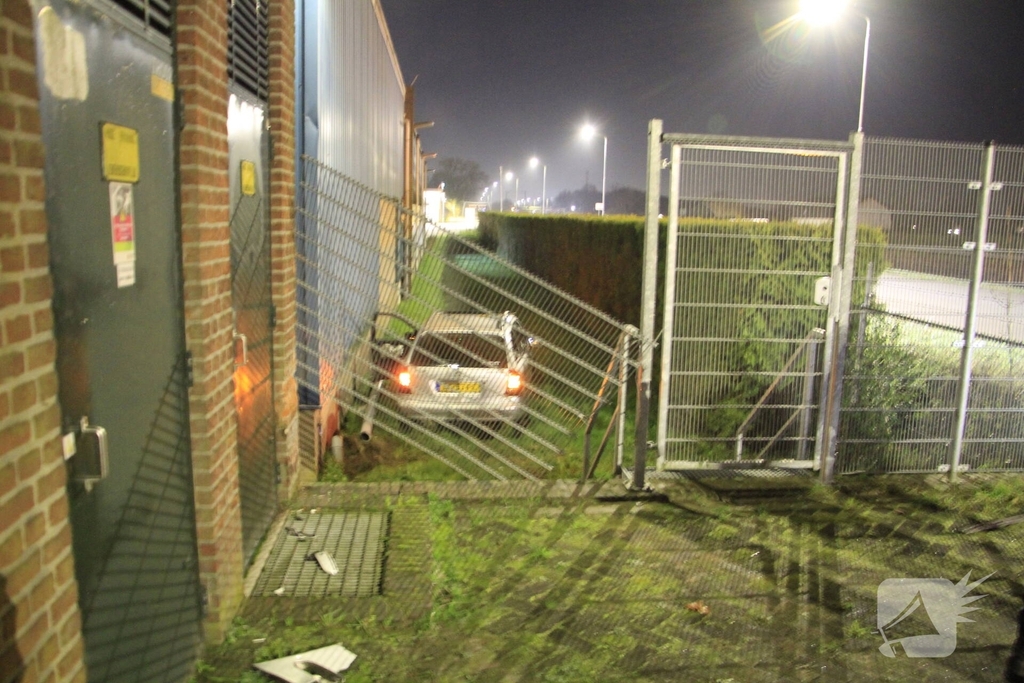 Automobilist botst tegen gebouwen door gladheid