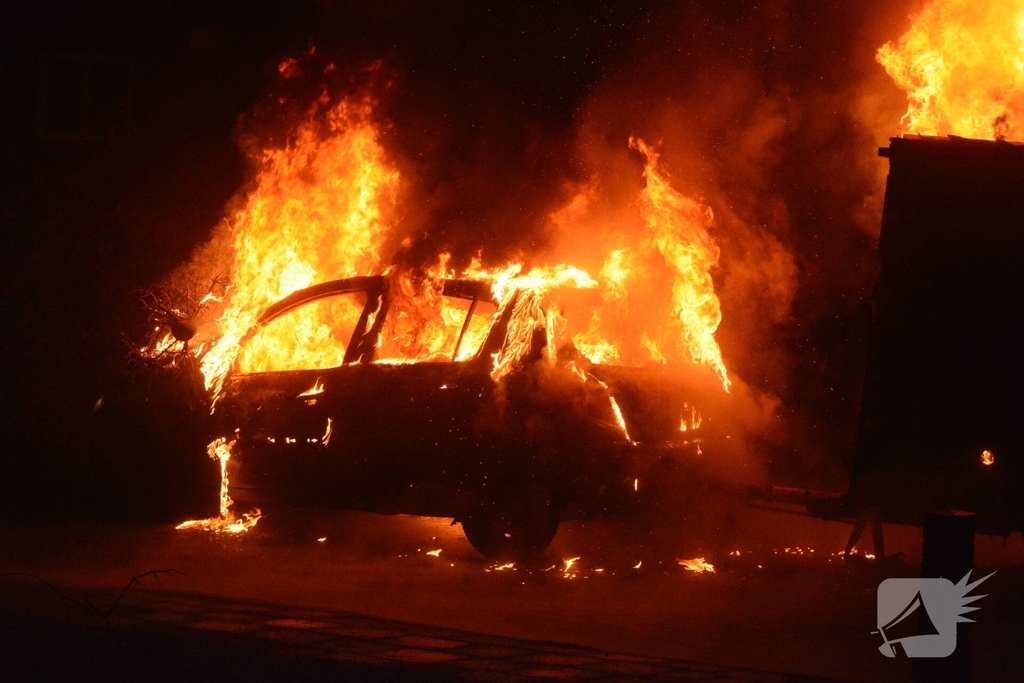 Auto in brand door jaarwisselingstraditie
