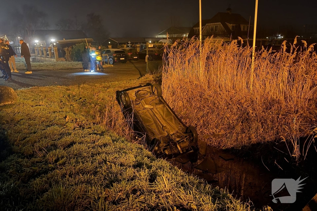 Auto belandt op de kop in het water