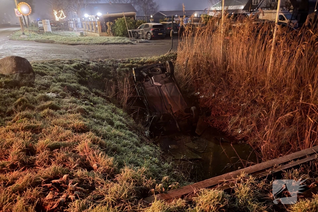 Auto belandt op de kop in het water
