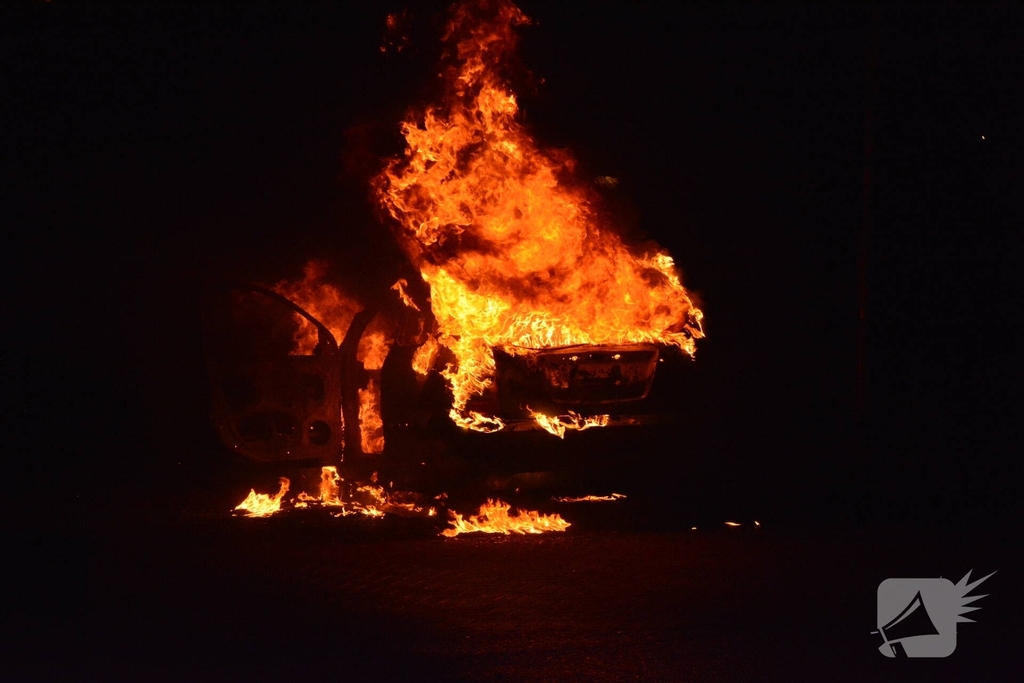 Auto in brand gestoken tijdens oudejaarsritueel