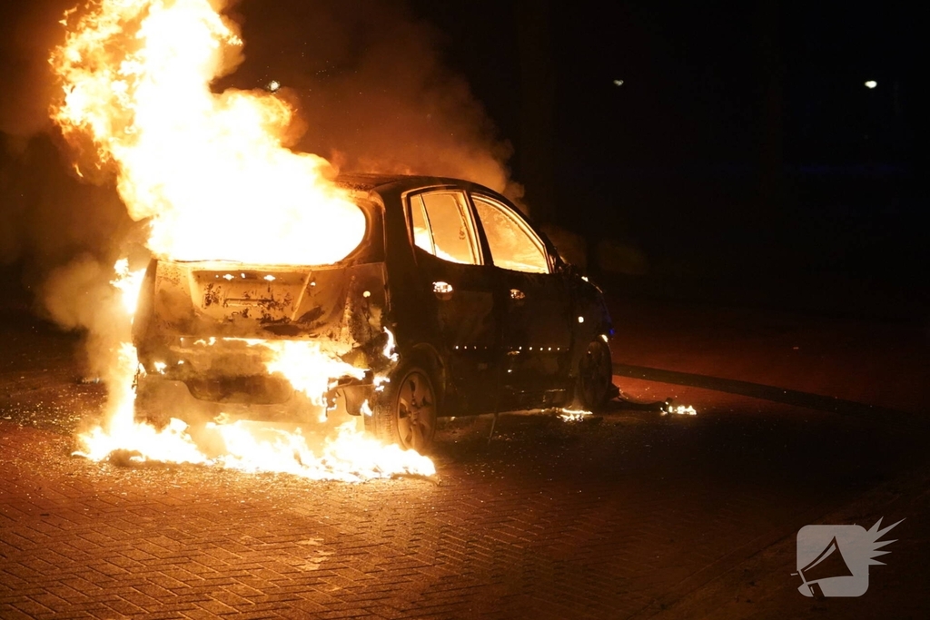 Auto in brand gestoken tijdens oudejaarsritueel
