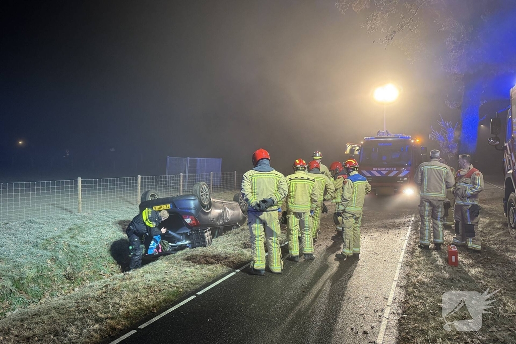 Vrouw raakt voertuig kwijt door gladheid