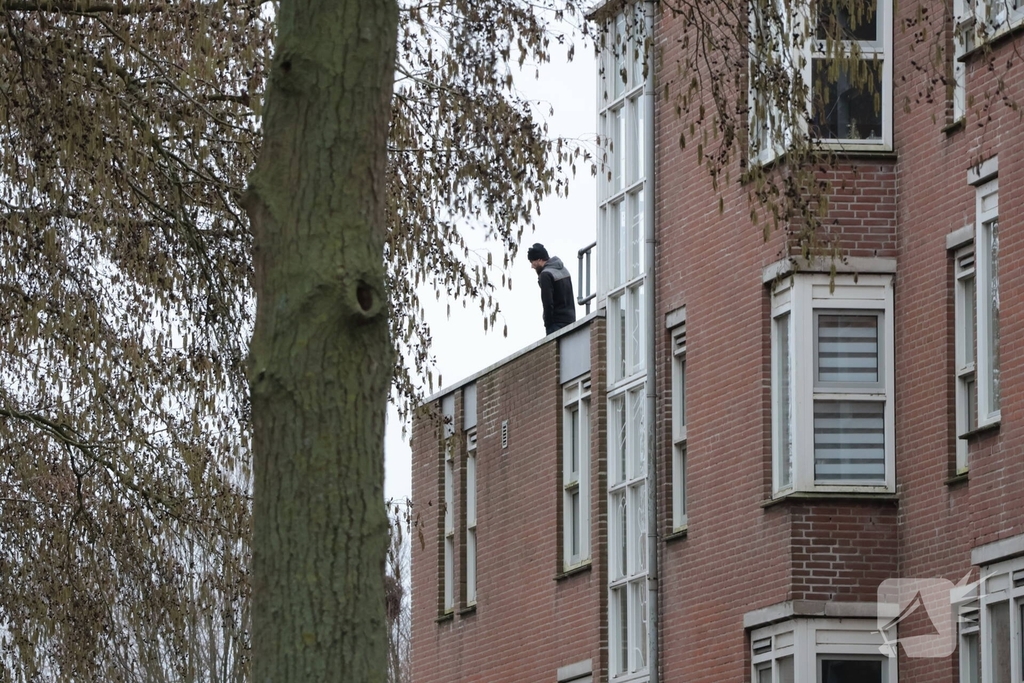 Verward persoon op dak leidt tot ingrijpen van hulpdiensten