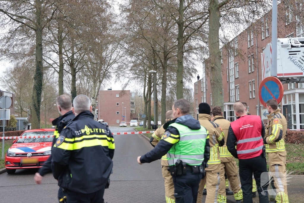 Verward persoon op dak leidt tot ingrijpen van hulpdiensten