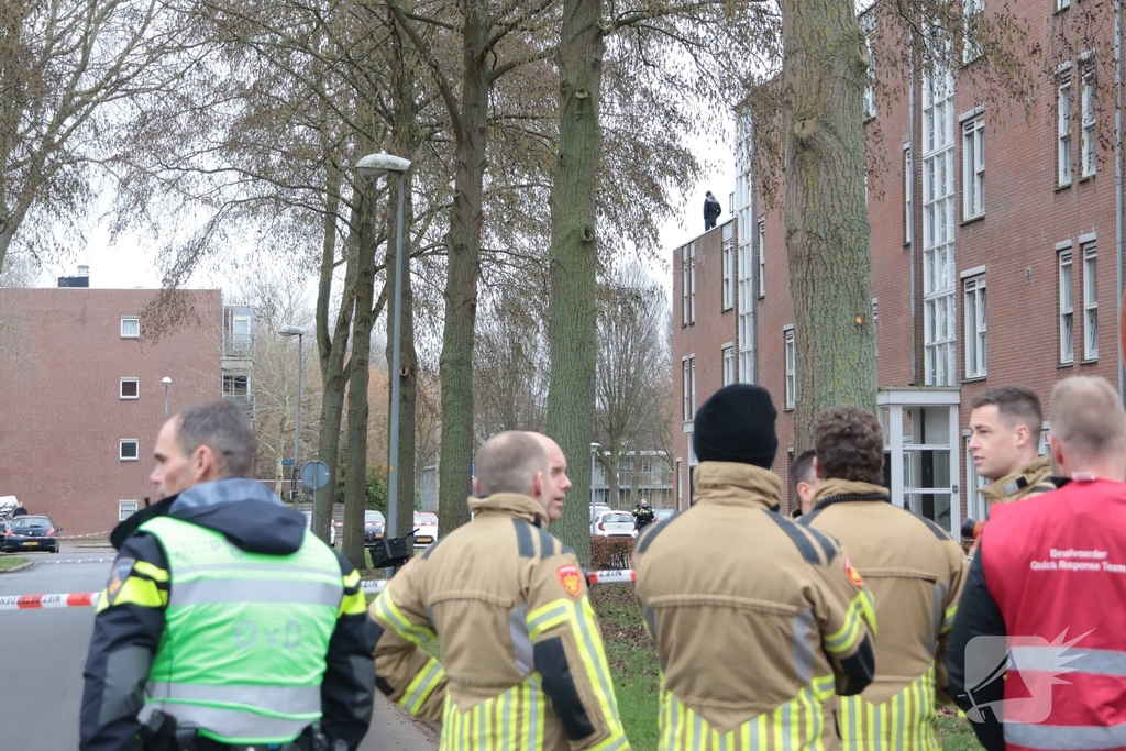 Verward persoon op dak leidt tot ingrijpen van hulpdiensten