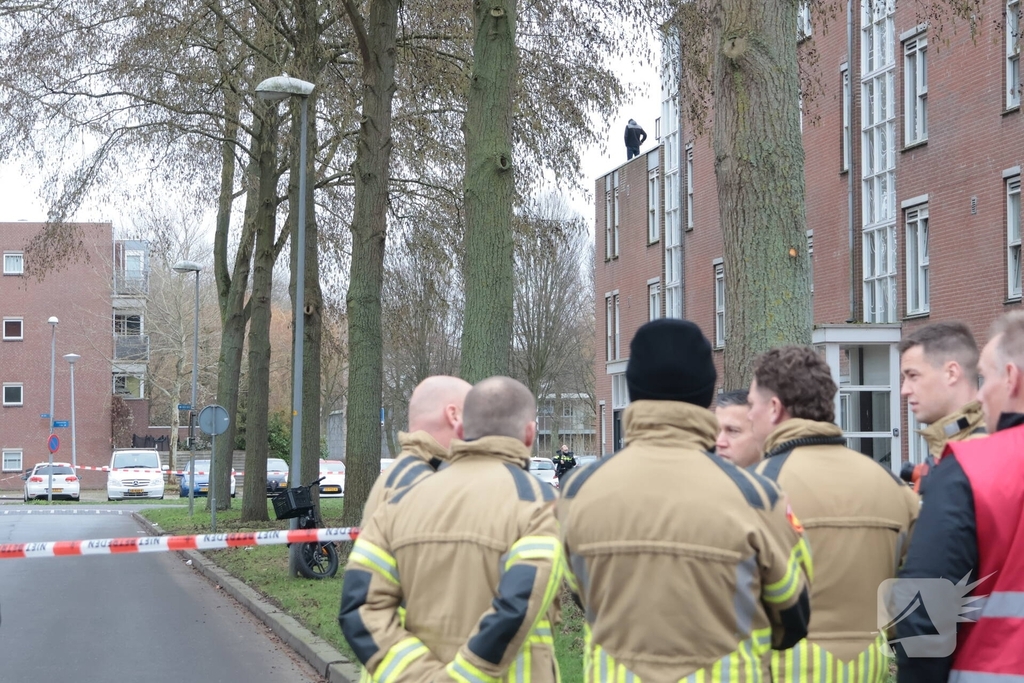 Verward persoon op dak leidt tot ingrijpen van hulpdiensten