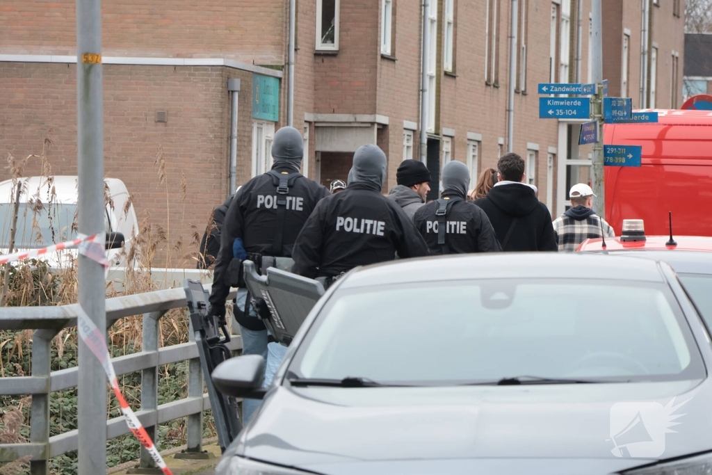 Verward persoon op dak leidt tot ingrijpen van hulpdiensten