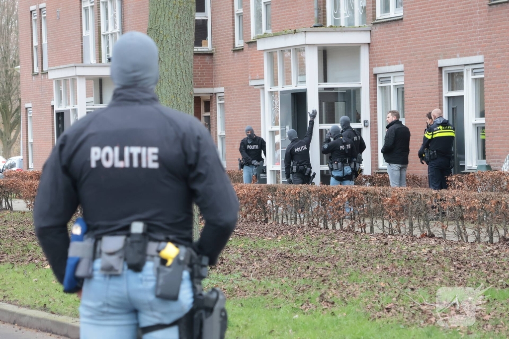 Verward persoon op dak leidt tot ingrijpen van hulpdiensten