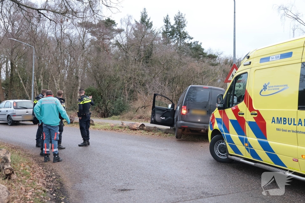 Auto vliegt uit de bocht met letsel als gevolg