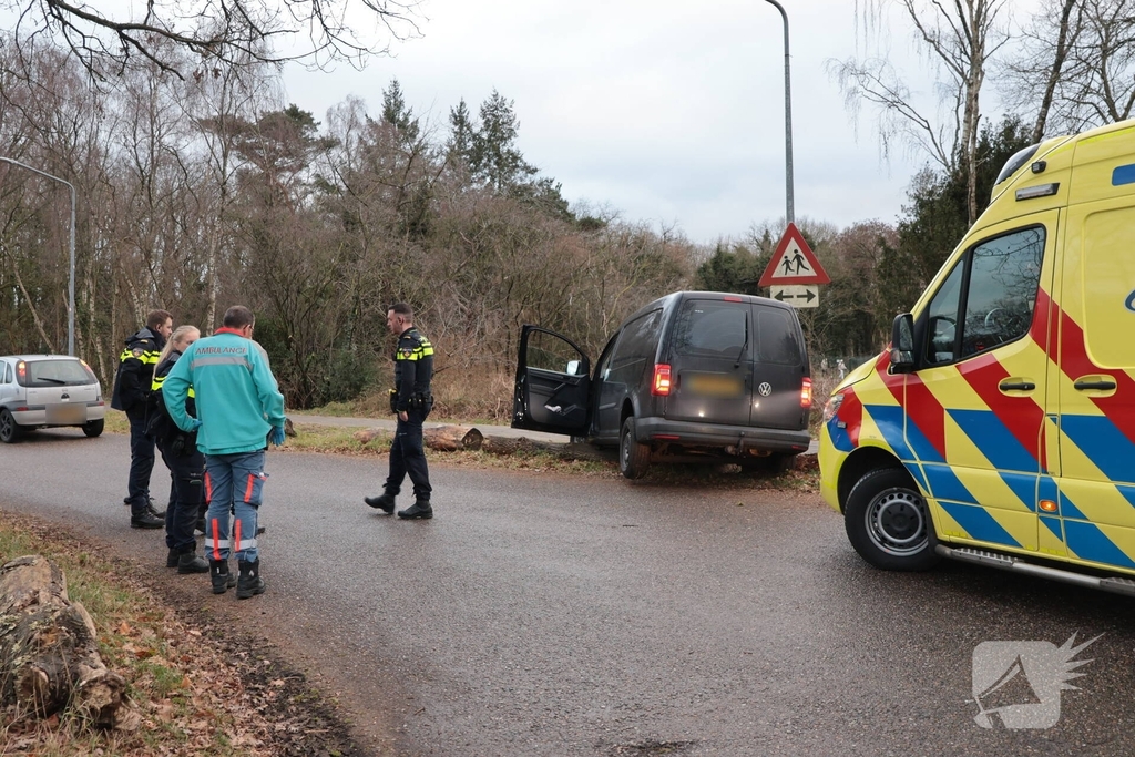 Auto vliegt uit de bocht met letsel als gevolg