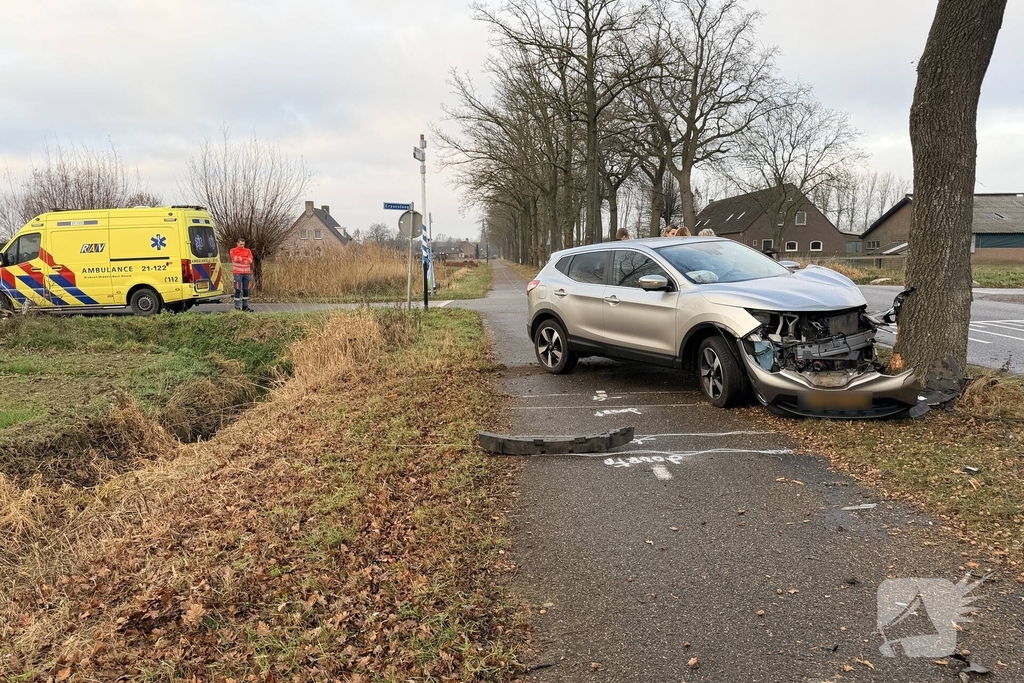 Bestuurder gewond na aanrijding met boom