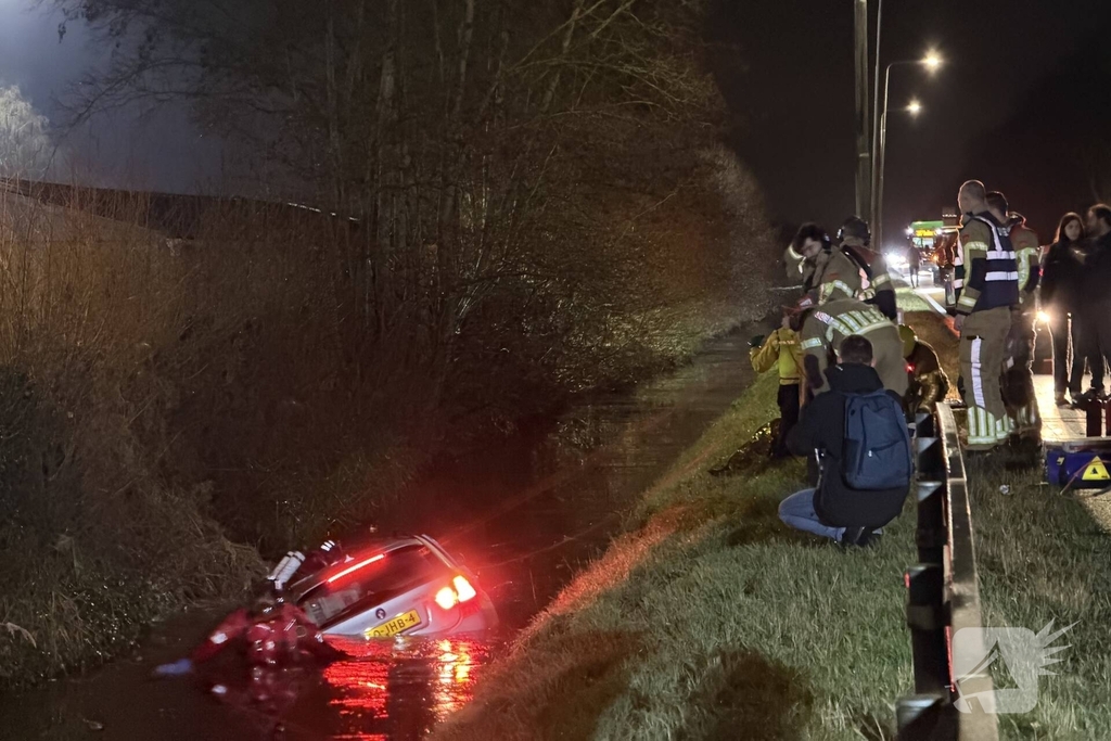 Auto belandt in het water na aanrijding