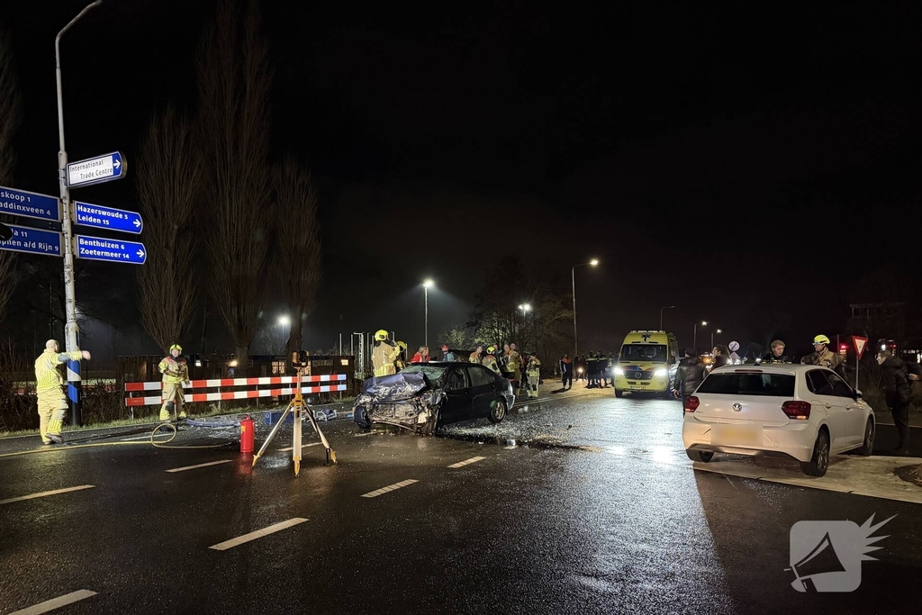 Auto belandt in het water na aanrijding