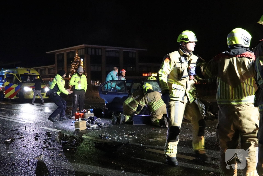 Auto belandt in het water na aanrijding