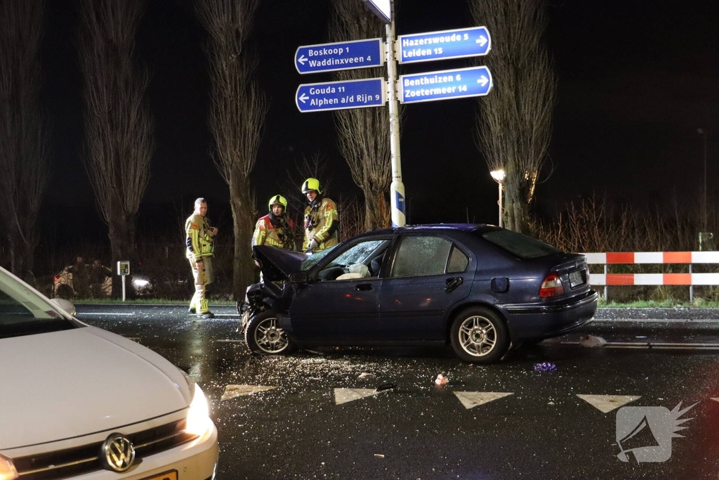 Auto belandt in het water na aanrijding