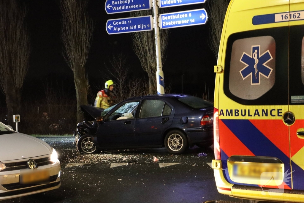 Auto belandt in het water na aanrijding