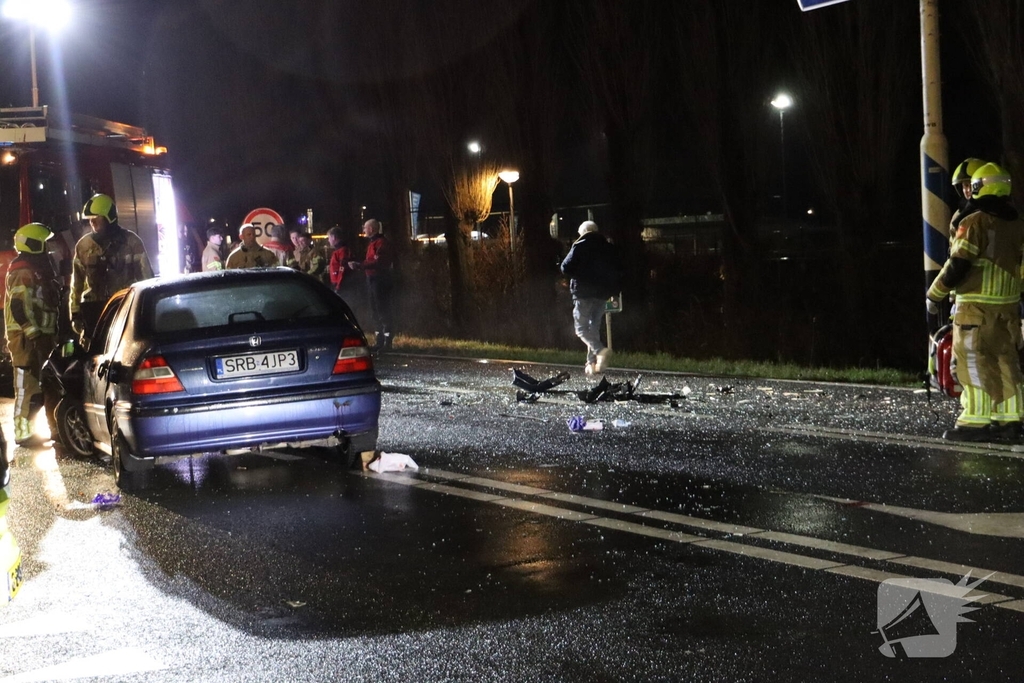 Auto belandt in het water na aanrijding