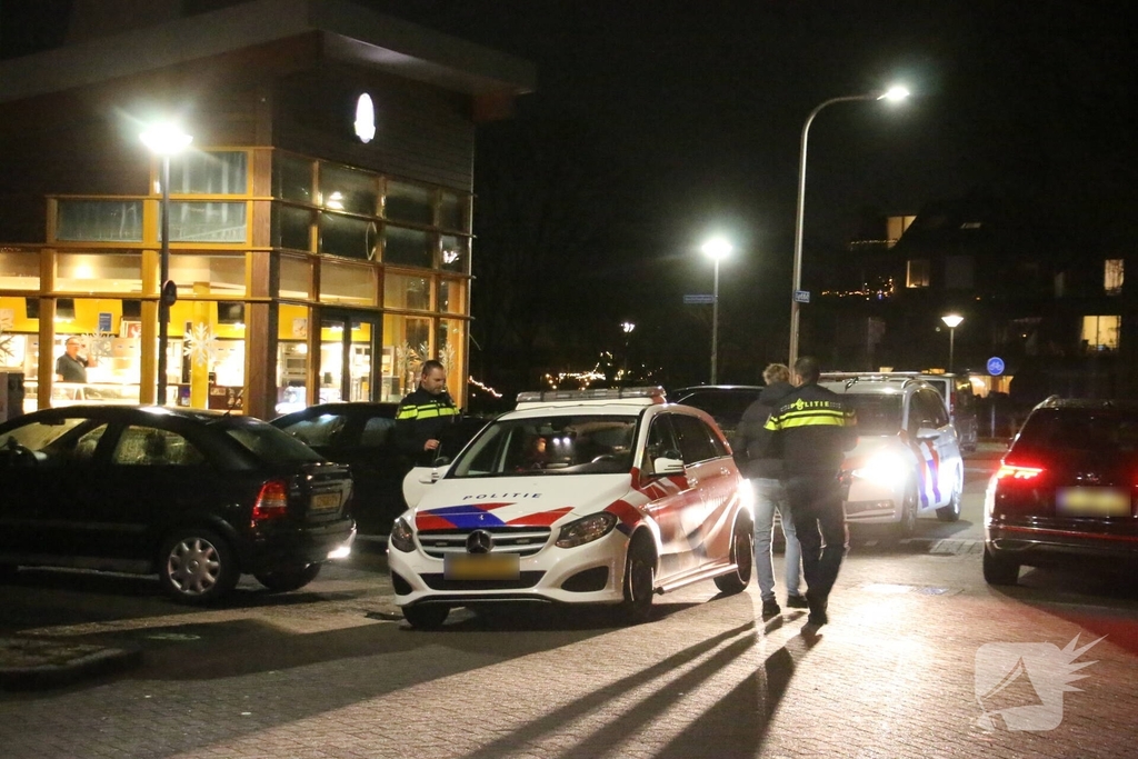 Tien aanhoudingen na gooien met vuurwerk naar hulpverleners