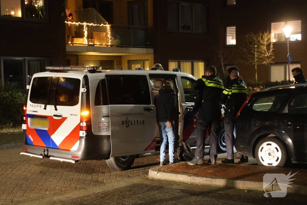 Tien aanhoudingen na gooien met vuurwerk naar hulpverleners