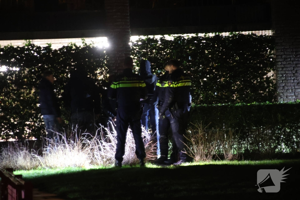 Tien aanhoudingen na gooien met vuurwerk naar hulpverleners