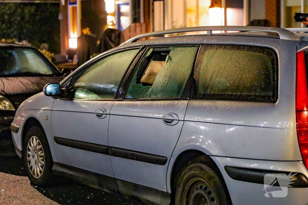 Zware explosie bij woningbrand zorgt voor schade aan voertuigen