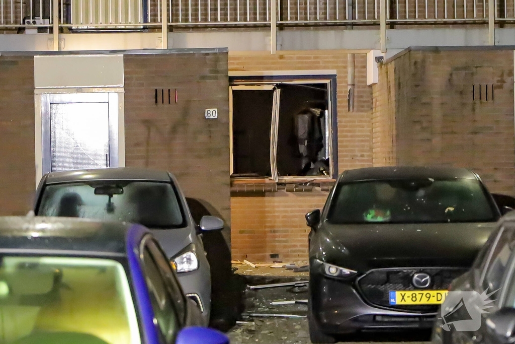 Zware explosie bij woningbrand zorgt voor schade aan voertuigen