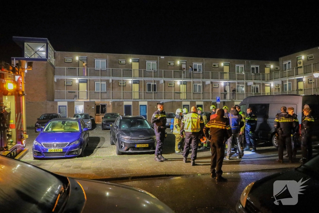 Zware explosie bij woningbrand zorgt voor schade aan voertuigen