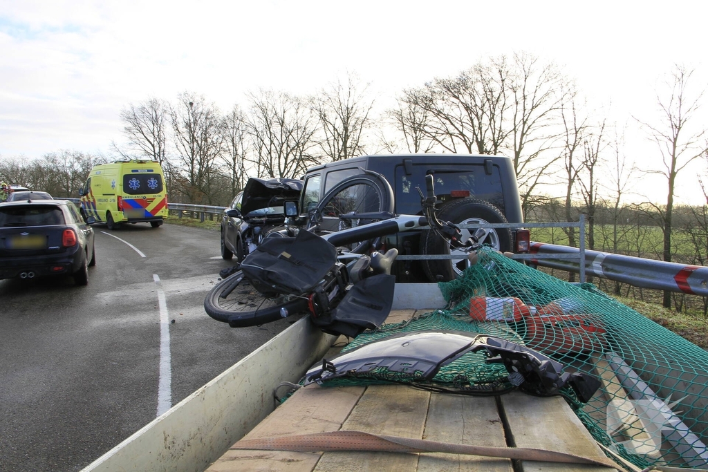 Frontale aanrijding veroorzaakt gewonde vrouw