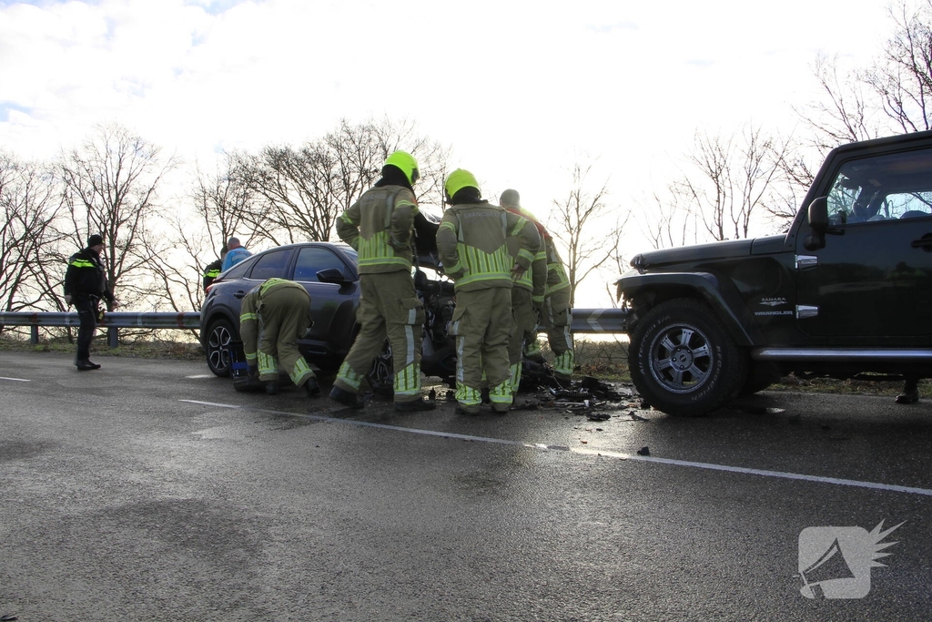 Frontale aanrijding veroorzaakt gewonde vrouw