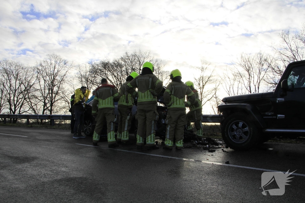 Frontale aanrijding veroorzaakt gewonde vrouw