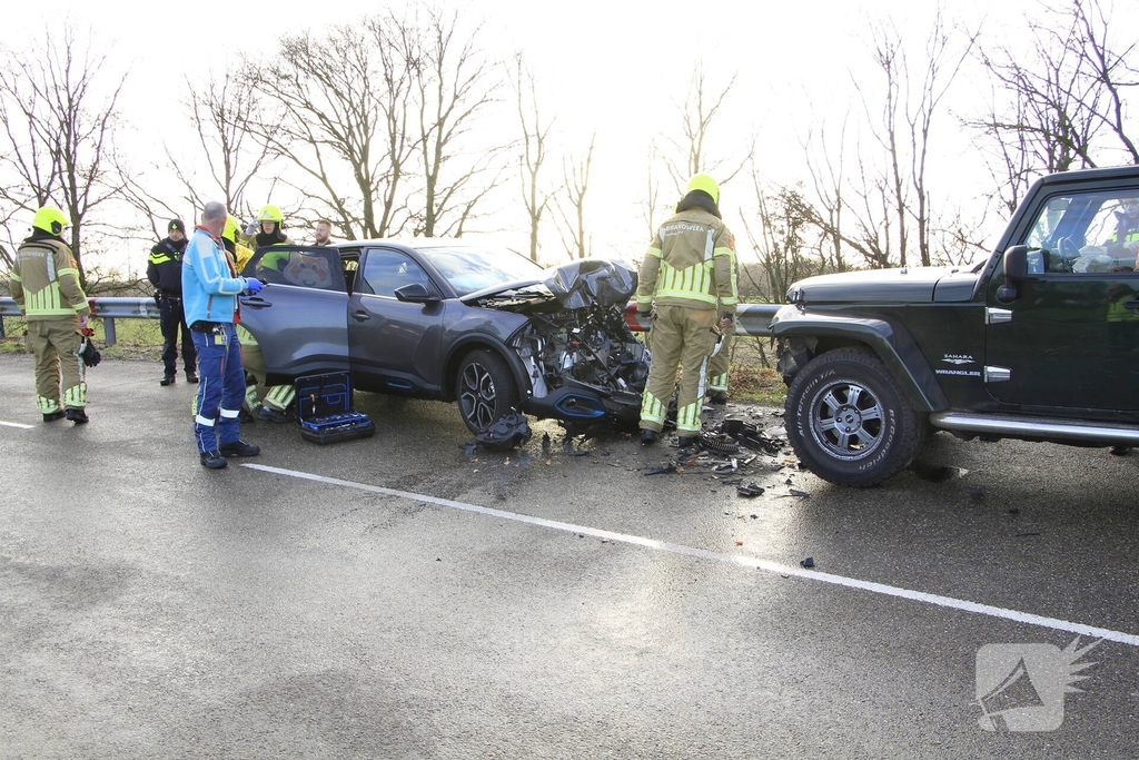 Frontale aanrijding veroorzaakt gewonde vrouw