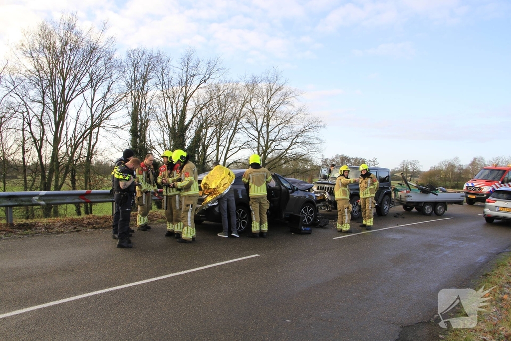 Frontale aanrijding veroorzaakt gewonde vrouw