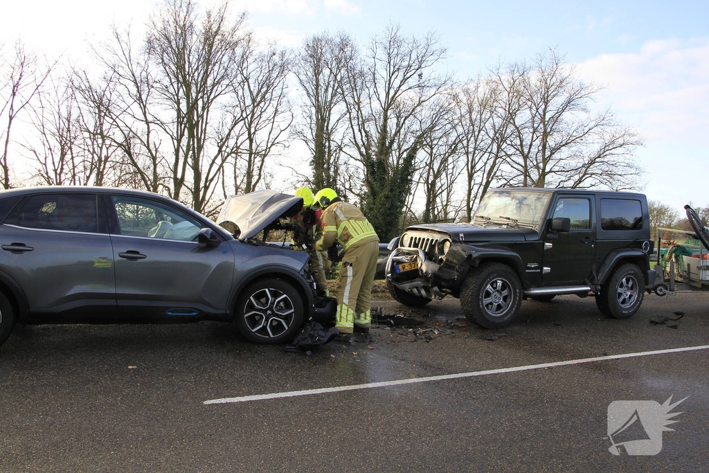 Frontale aanrijding veroorzaakt gewonde vrouw