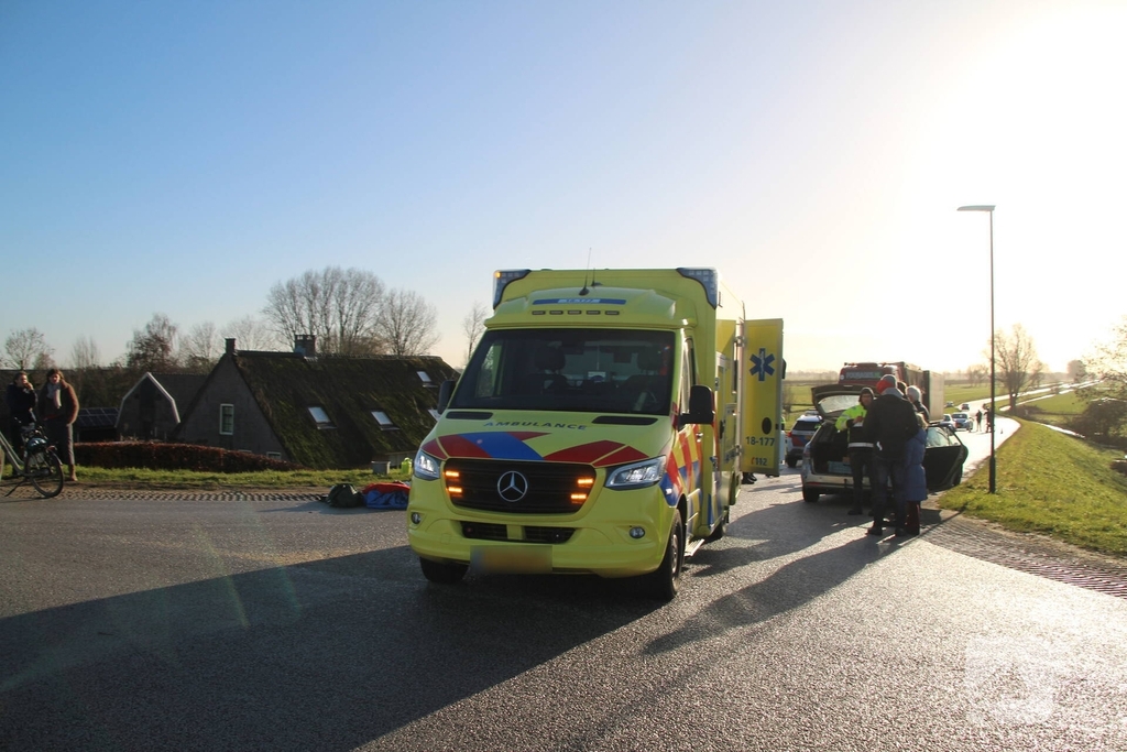 Zware aanrijding tussen auto en fietser leidt tot gewonde