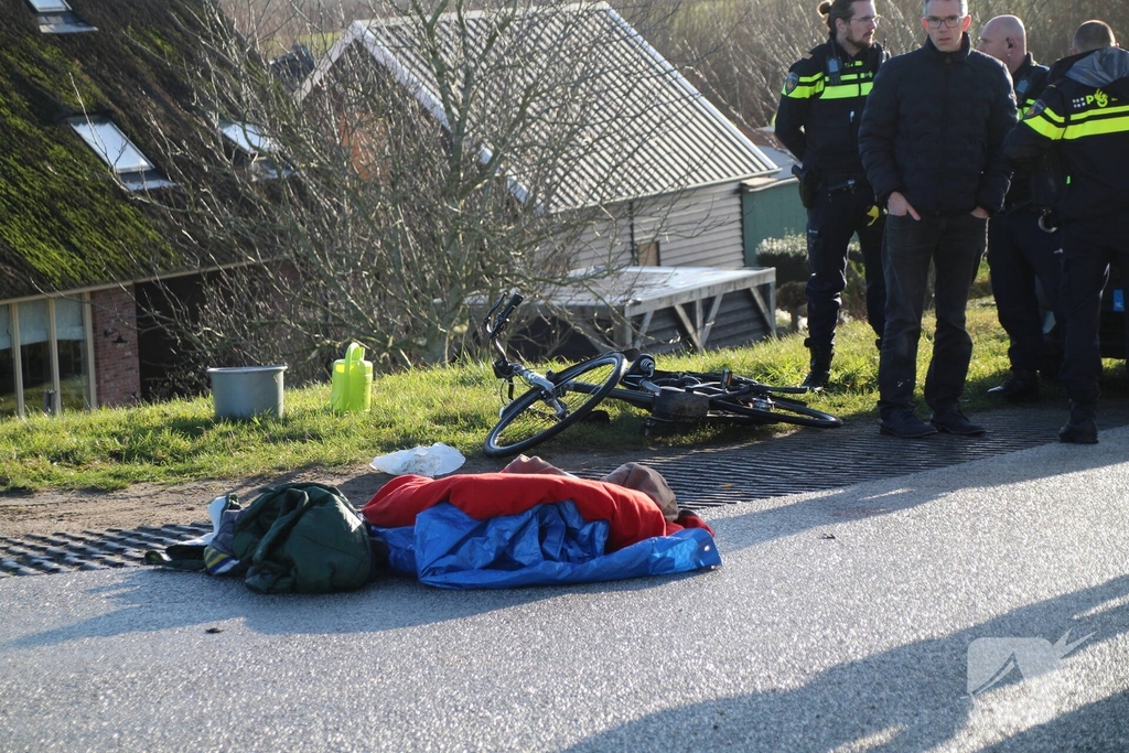 Zware aanrijding tussen auto en fietser leidt tot gewonde