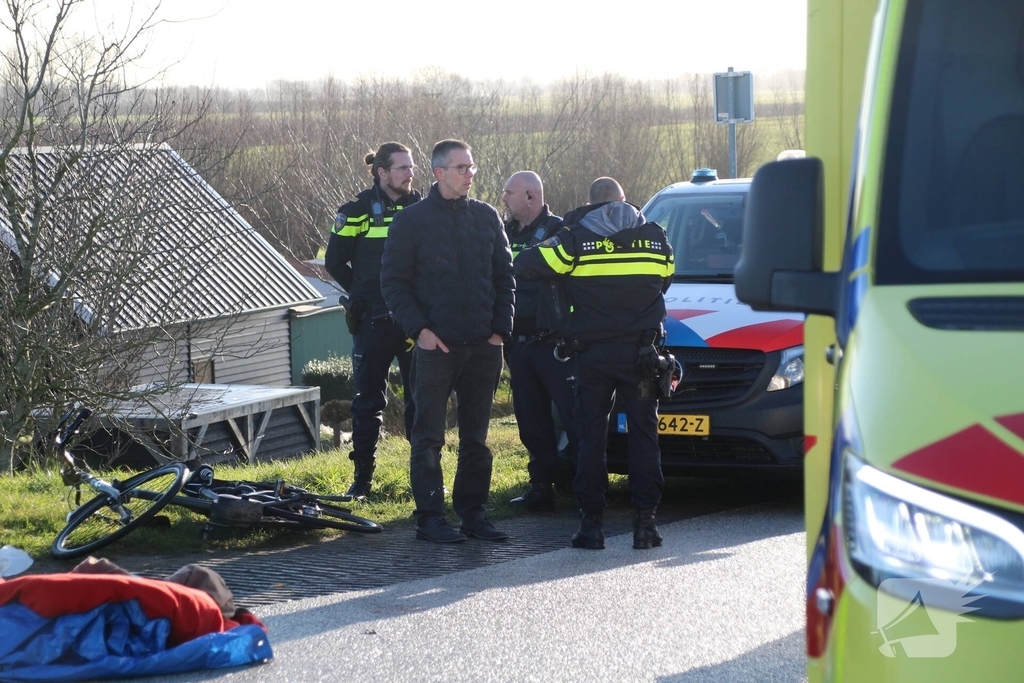 Zware aanrijding tussen auto en fietser leidt tot gewonde