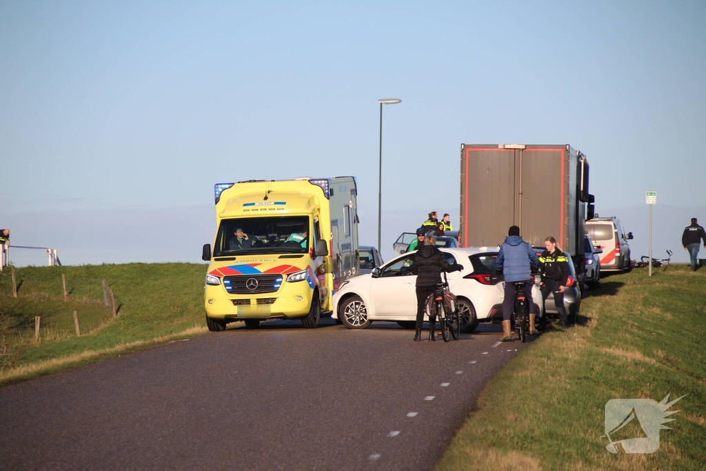 Zware aanrijding tussen auto en fietser leidt tot gewonde