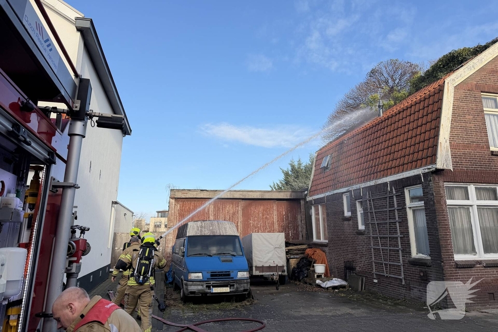 Woningbrand veroorzaakt schade aan dak