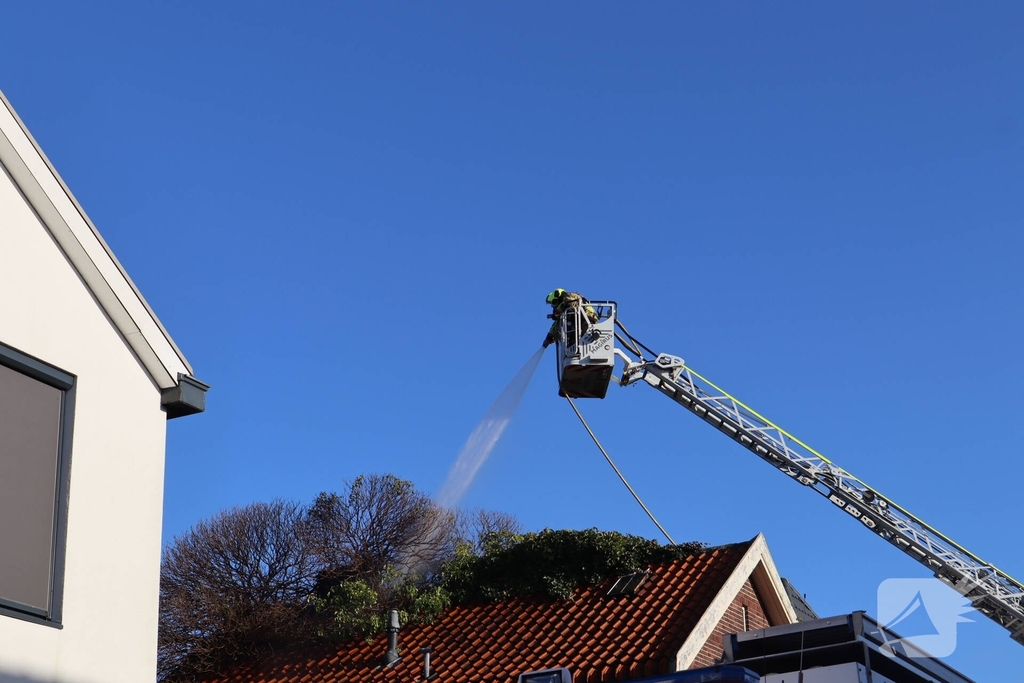 Woningbrand veroorzaakt schade aan dak